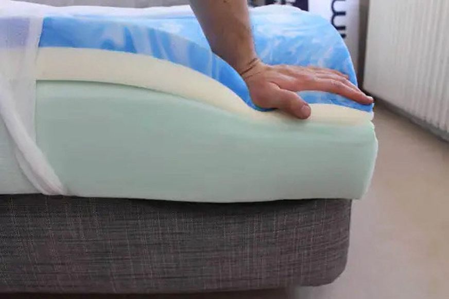 De bovenste schuimlagen van de Emma Original zorgen voor een zachte ligervaring.